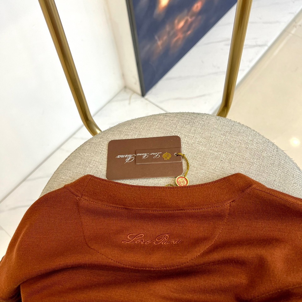 Loro Piana、2025秋冬新品圆领卫衣，以极致简约设计诠释低调奢华美学。精选顶级棉质混纺面料，表