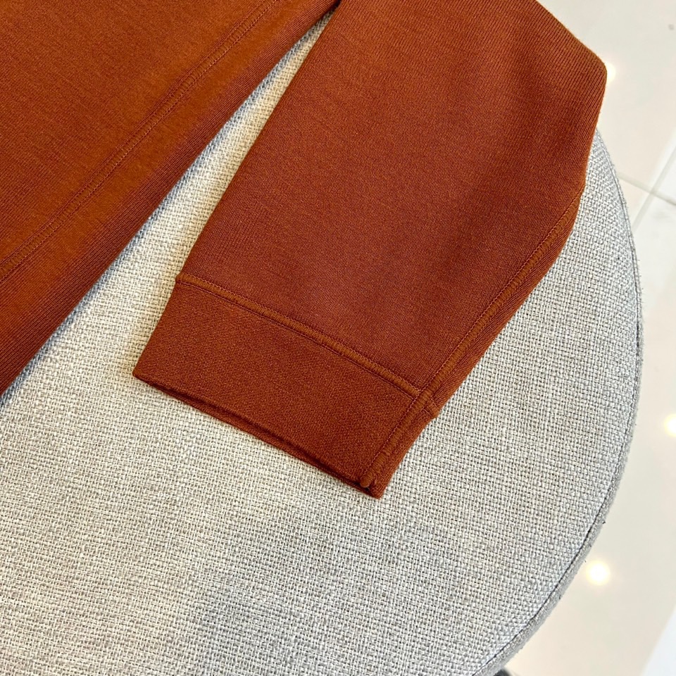 Loro Piana、2025秋冬新品圆领卫衣，以极致简约设计诠释低调奢华美学。精选顶级棉质混纺面料，表