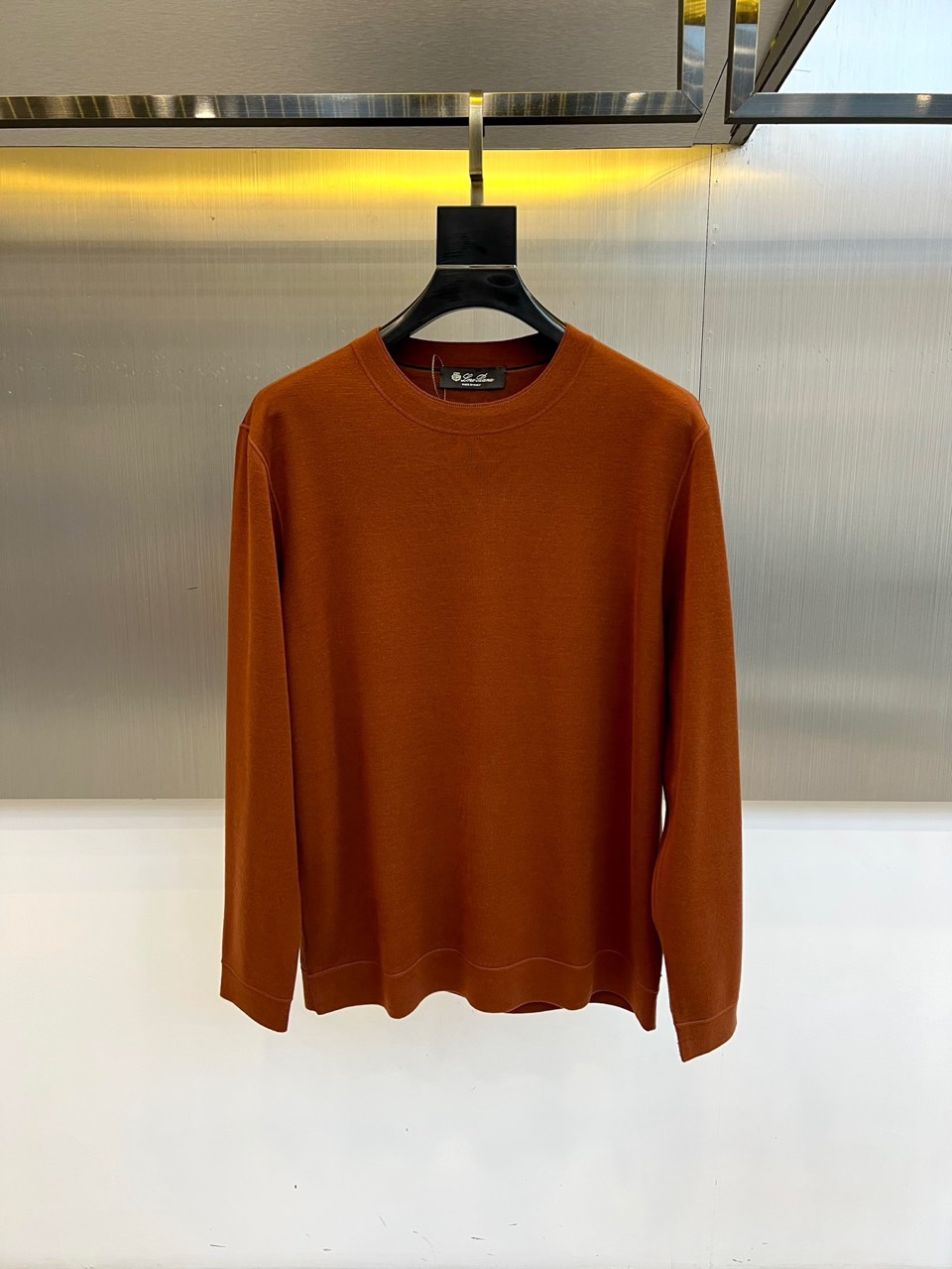 Loro Piana、2025秋冬新品圆领卫衣，以极致简约设计诠释低调奢华美学。精选顶级棉质混纺面料，表
