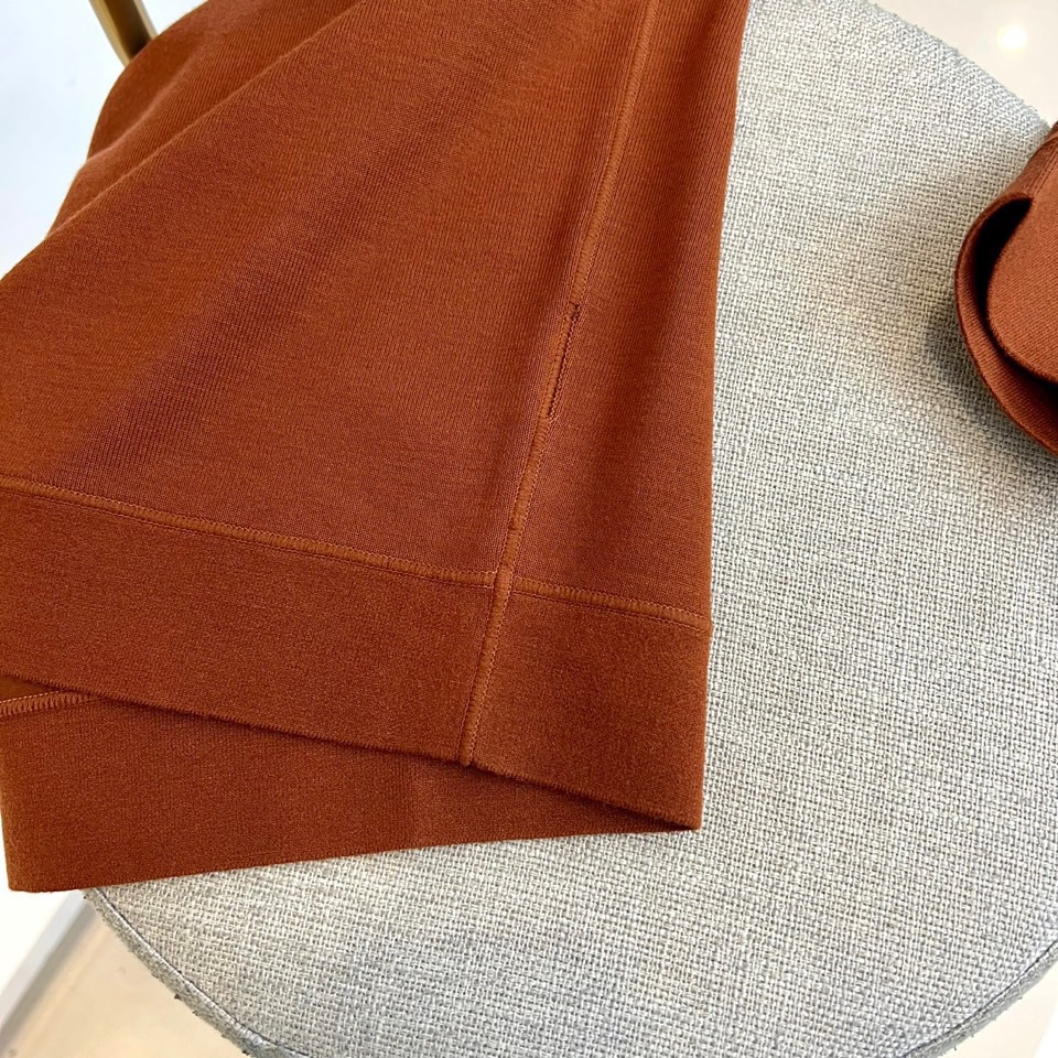 Loro Piana、2025秋冬新品圆领卫衣，以极致简约设计诠释低调奢华美学。精选顶级棉质混纺面料，表
