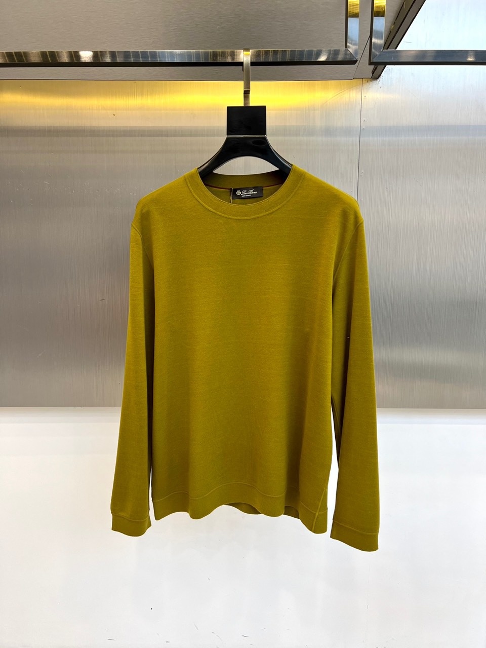 Loro Piana、2025秋冬新品圆领卫衣,以极致简约设计诠释低调奢华美学。精选顶级棉质混纺面料,表
