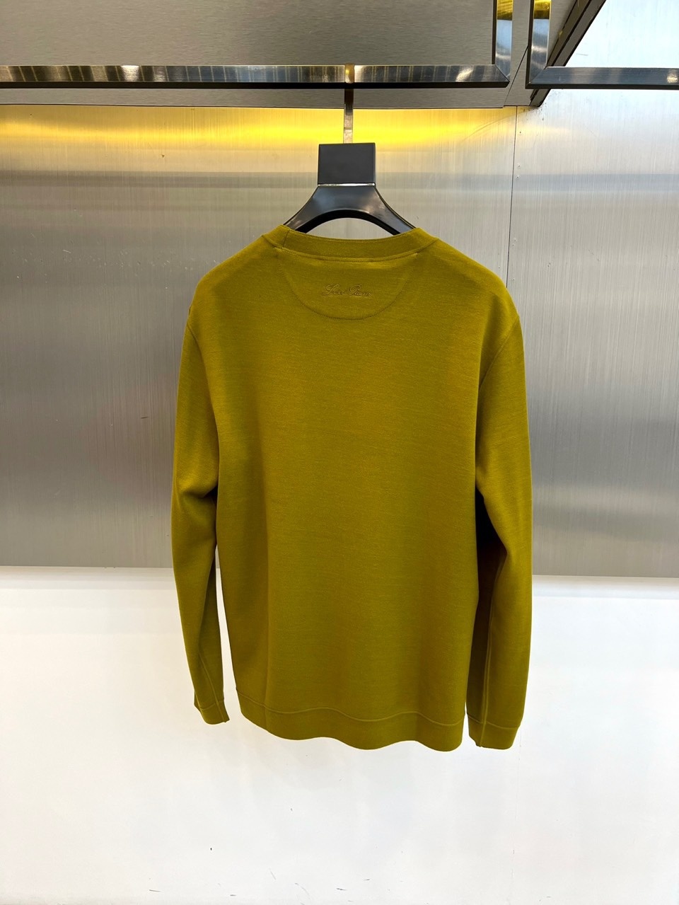 Loro Piana、2025秋冬新品圆领卫衣,以极致简约设计诠释低调奢华美学。精选顶级棉质混纺面料,表