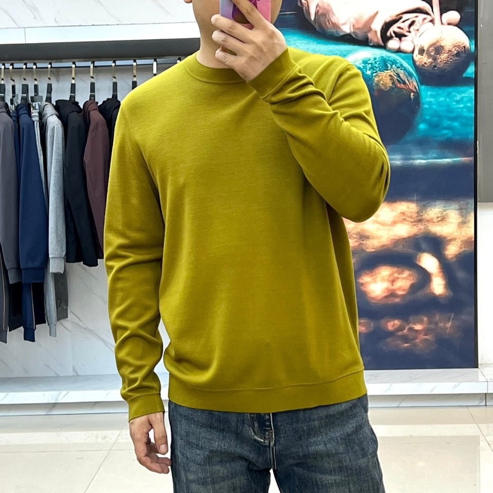 Loro Piana、2025秋冬新品圆领卫衣,以极致简约设计诠释低调奢华美学。精选顶级棉质混纺面料,表
