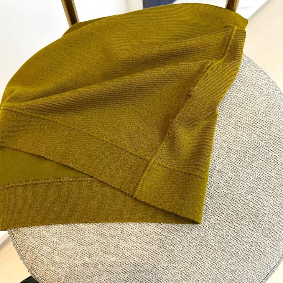 Loro Piana、2025秋冬新品圆领卫衣,以极致简约设计诠释低调奢华美学。精选顶级棉质混纺面料,表