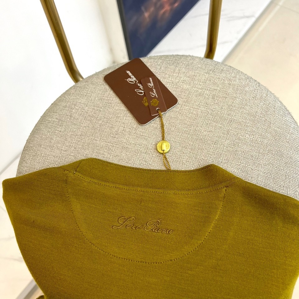 Loro Piana、2025秋冬新品圆领卫衣,以极致简约设计诠释低调奢华美学。精选顶级棉质混纺面料,表