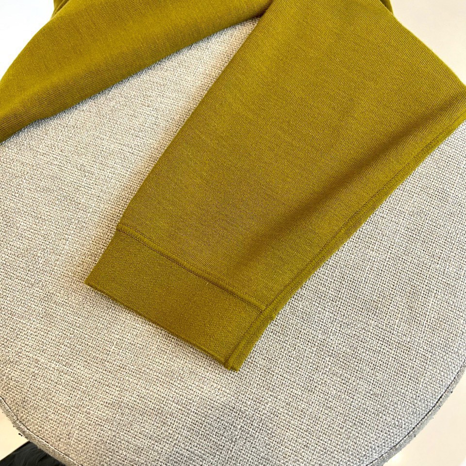 Loro Piana、2025秋冬新品圆领卫衣,以极致简约设计诠释低调奢华美学。精选顶级棉质混纺面料,表