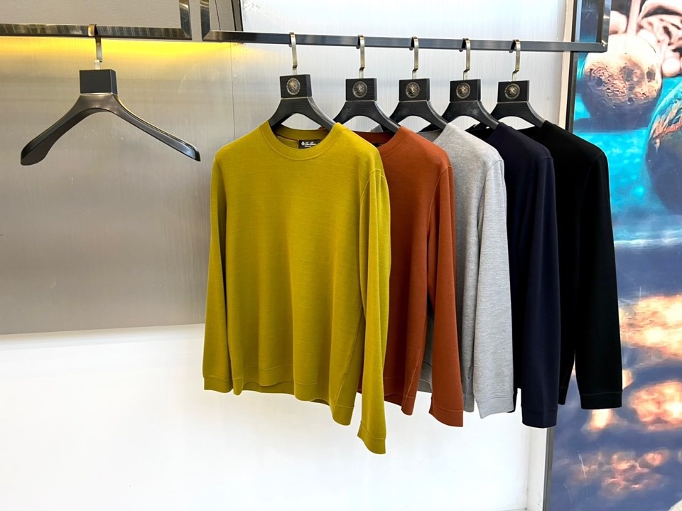 Loro Piana、2025秋冬新品圆领卫衣,以极致简约设计诠释低调奢华美学。精选顶级棉质混纺面料,表