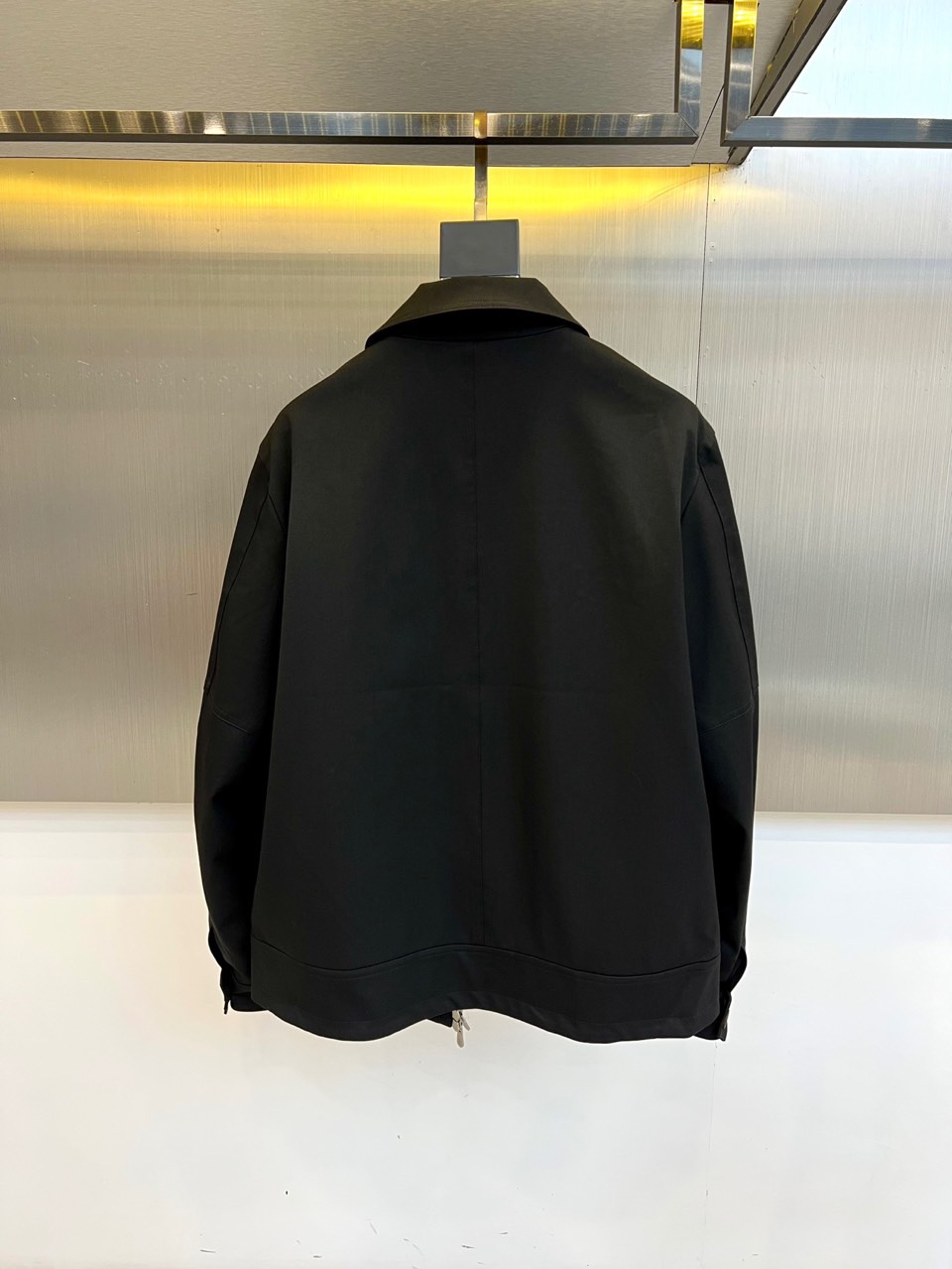 Brunello Cucinelli 2025秋冬新品翻领夹克，以顶级棉质混纺面料诠释意式低调奢华。立领