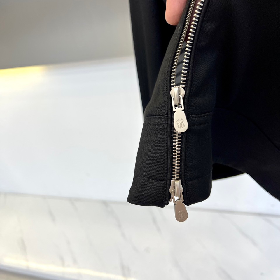 Brunello Cucinelli 2025秋冬新品翻领夹克，以顶级棉质混纺面料诠释意式低调奢华。立领