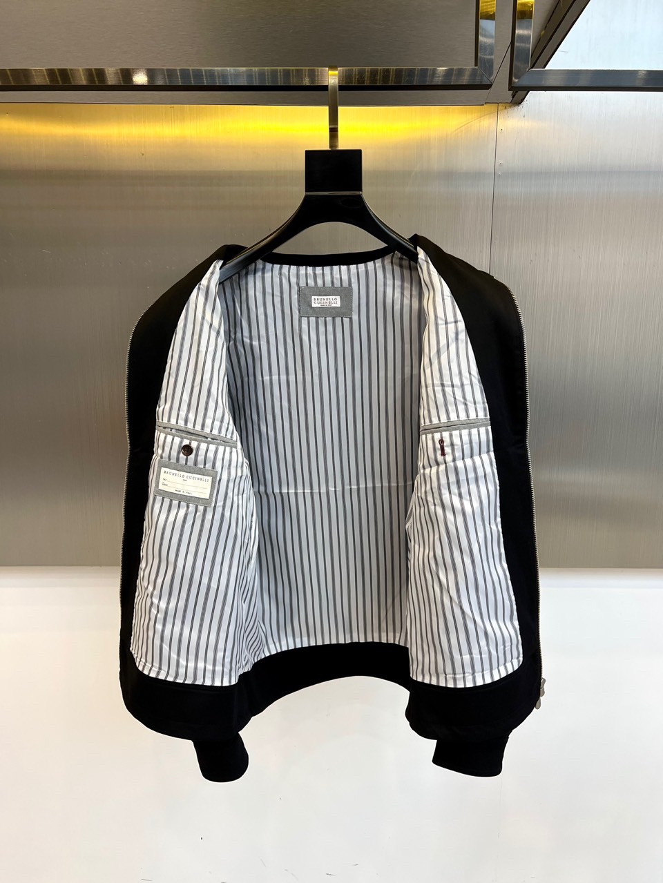 Brunello Cucinelli 2025秋冬新品翻领夹克，以顶级棉质混纺面料诠释意式低调奢华。立领