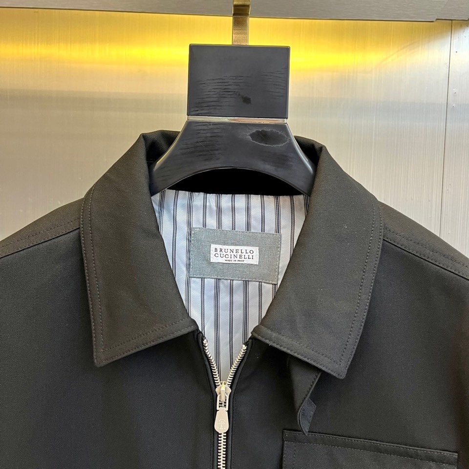 Brunello Cucinelli 2025秋冬新品翻领夹克，以顶级棉质混纺面料诠释意式低调奢华。立领