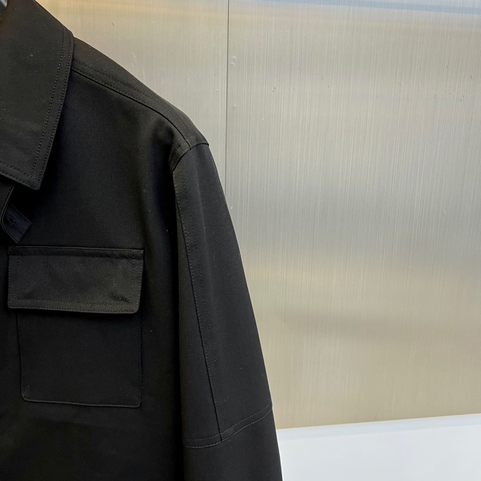 Brunello Cucinelli 2025秋冬新品翻领夹克，以顶级棉质混纺面料诠释意式低调奢华。立领