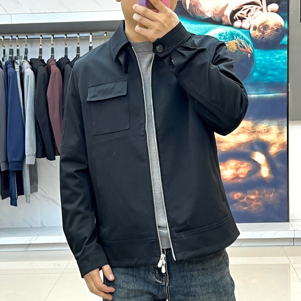 Brunello Cucinelli 2025秋冬新品翻领夹克，以顶级棉质混纺面料诠释意式低调奢华。立领