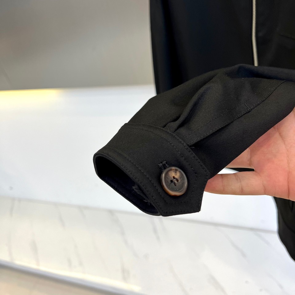 Brunello Cucinelli 2025秋冬新品翻领夹克，以顶级棉质混纺面料诠释意式低调奢华。立领