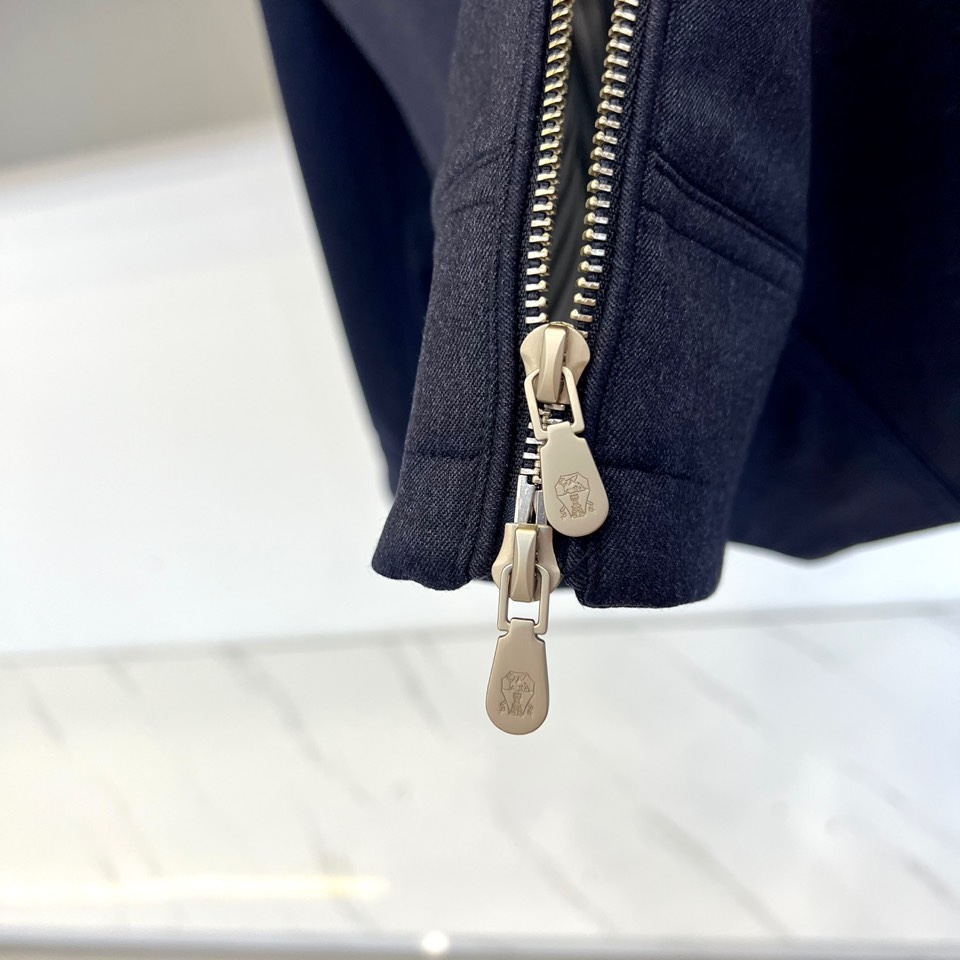Brunello Cucinelli 2025秋冬新品翻领夹克，以顶级棉质混纺面料诠释意式低调奢华。立领