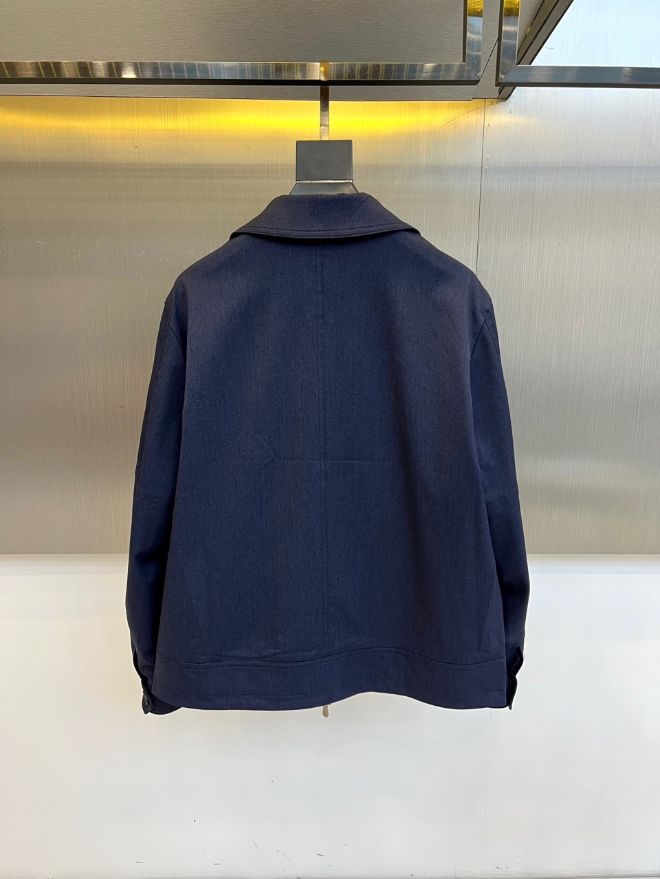 Brunello Cucinelli 2025秋冬新品翻领夹克，以顶级棉质混纺面料诠释意式低调奢华。立领