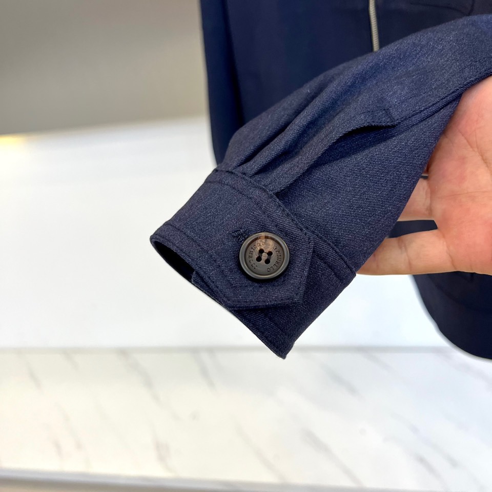 Brunello Cucinelli 2025秋冬新品翻领夹克，以顶级棉质混纺面料诠释意式低调奢华。立领