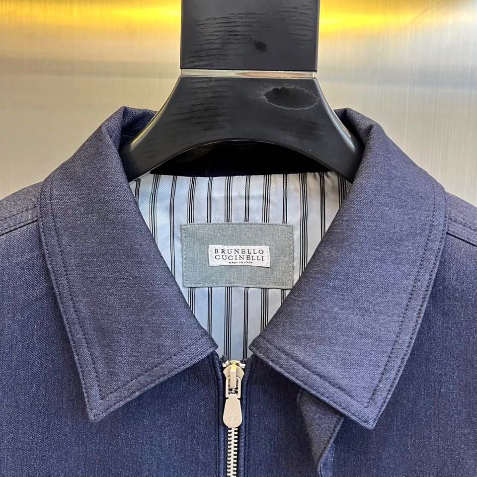 Brunello Cucinelli 2025秋冬新品翻领夹克，以顶级棉质混纺面料诠释意式低调奢华。立领