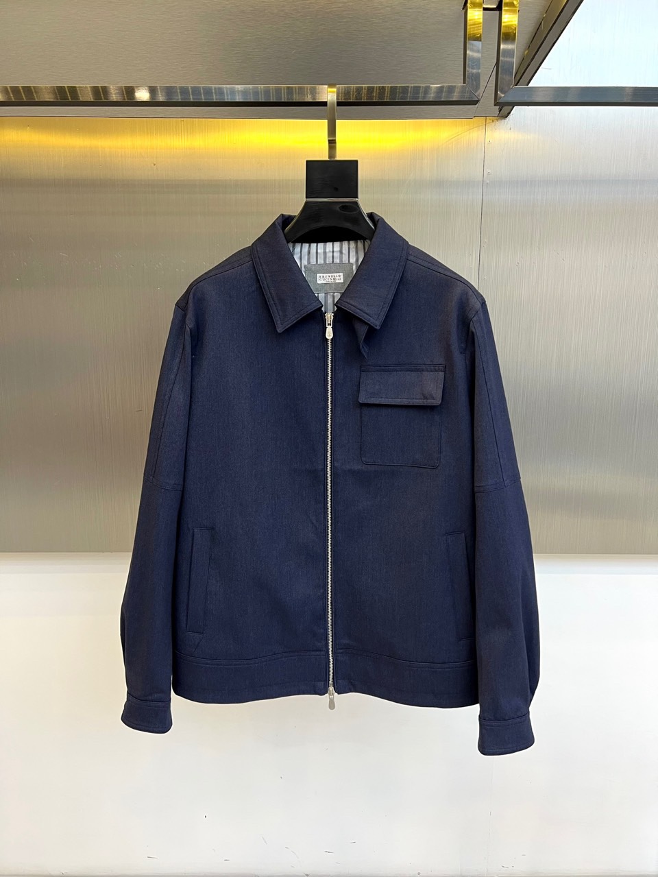 Brunello Cucinelli 2025秋冬新品翻领夹克，以顶级棉质混纺面料诠释意式低调奢华。立领