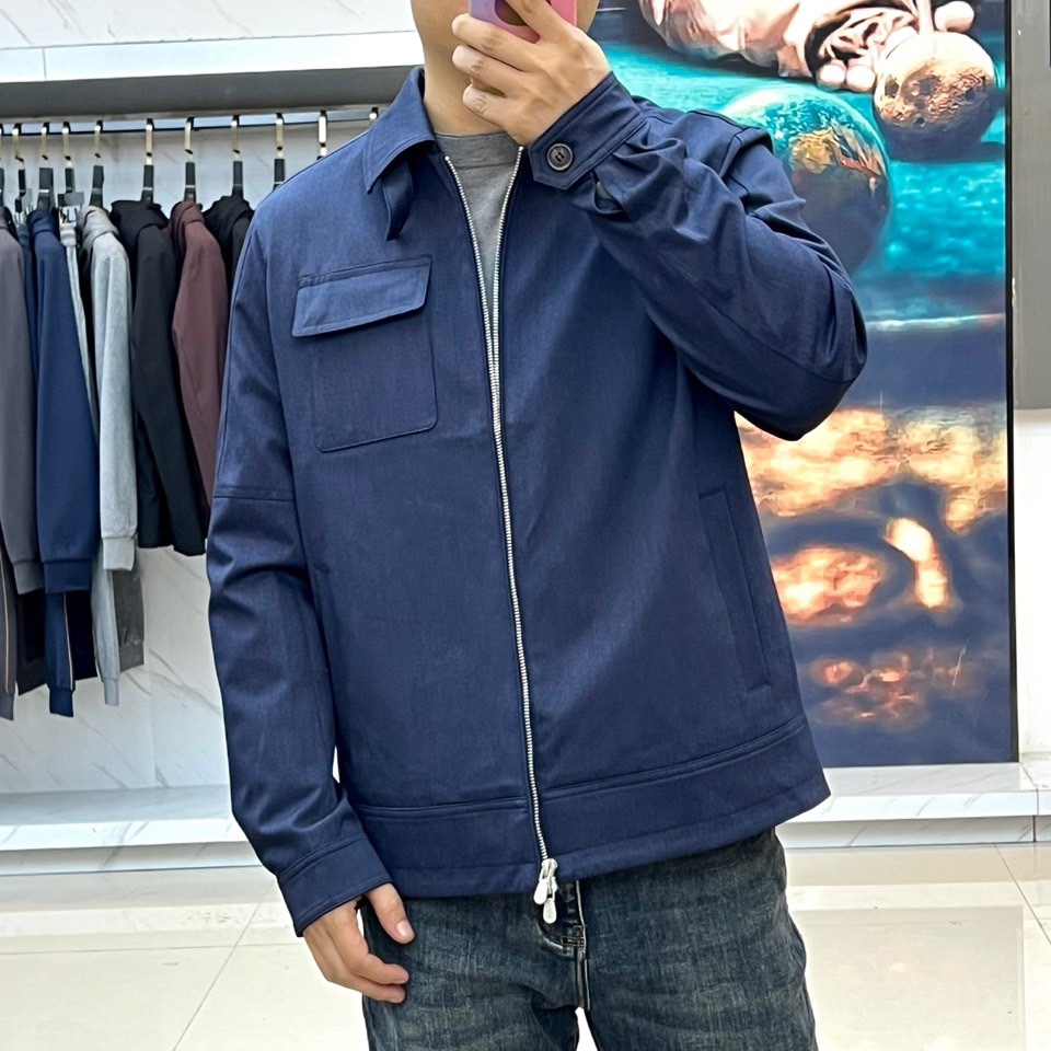 Brunello Cucinelli 2025秋冬新品翻领夹克，以顶级棉质混纺面料诠释意式低调奢华。立领