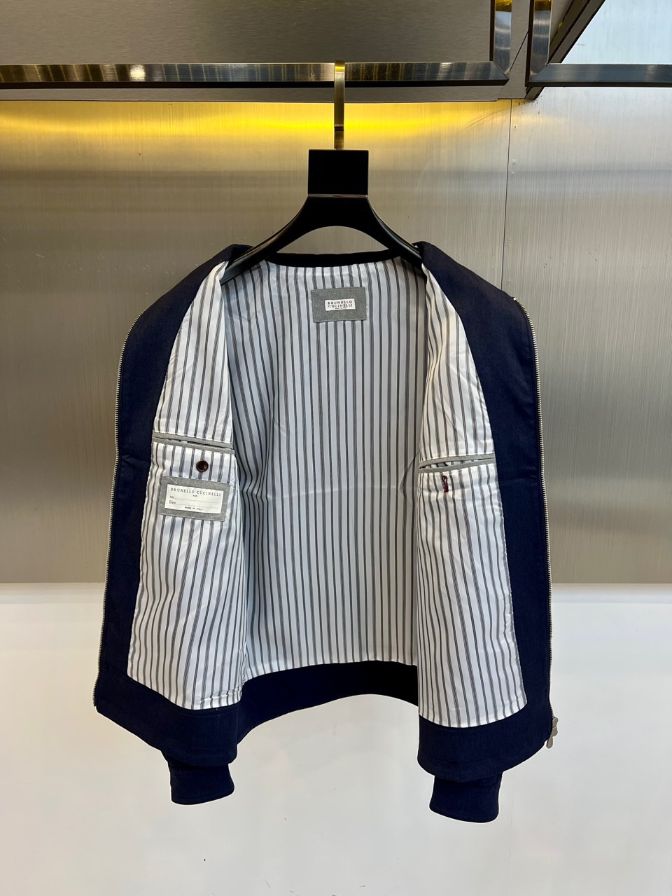 Brunello Cucinelli 2025秋冬新品翻领夹克，以顶级棉质混纺面料诠释意式低调奢华。立领