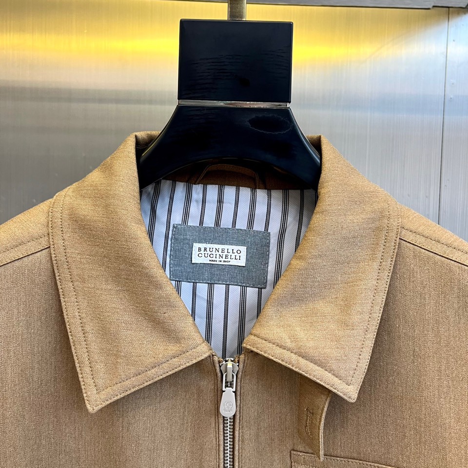 Brunello Cucinelli 2025秋冬新品翻领夹克，以顶级棉质混纺面料诠释意式低调奢华。立领