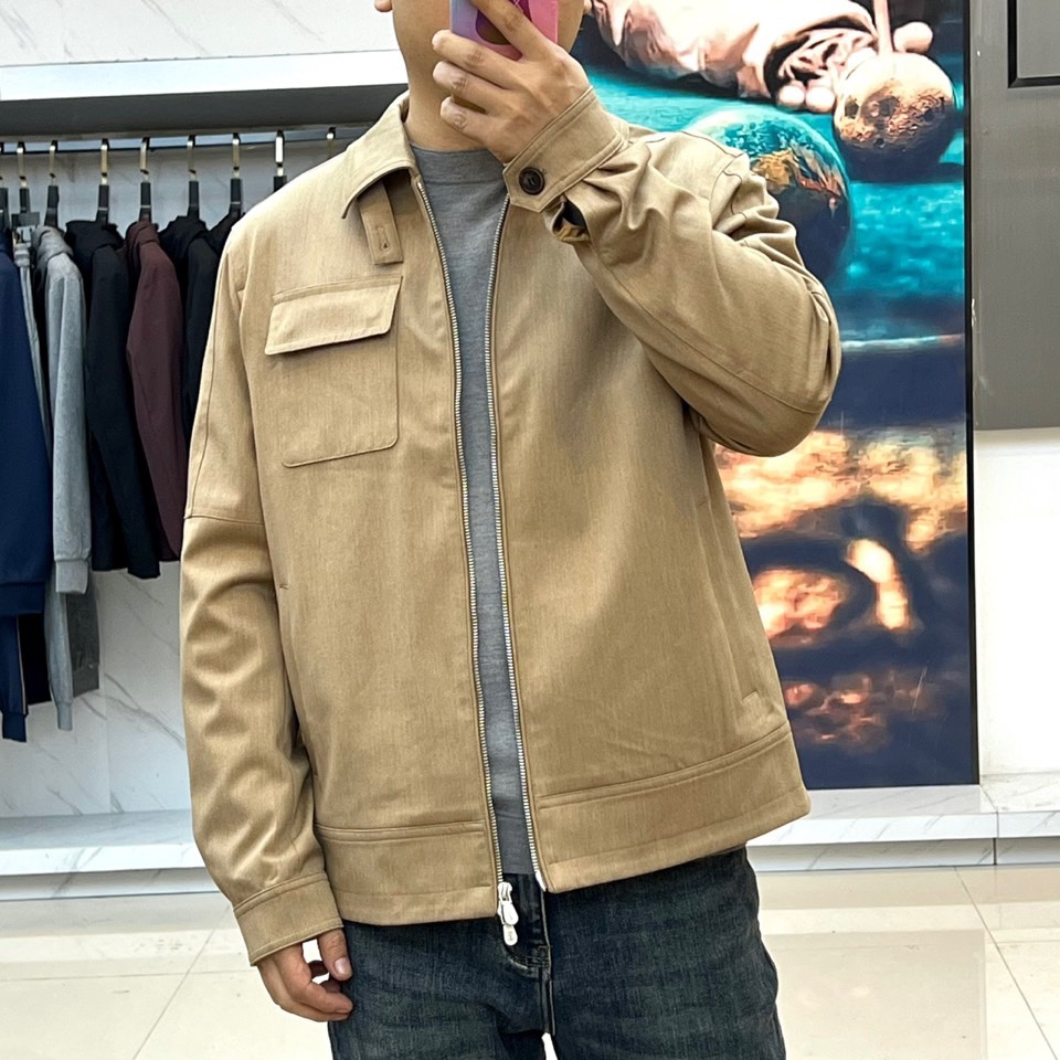 Brunello Cucinelli 2025秋冬新品翻领夹克，以顶级棉质混纺面料诠释意式低调奢华。立领