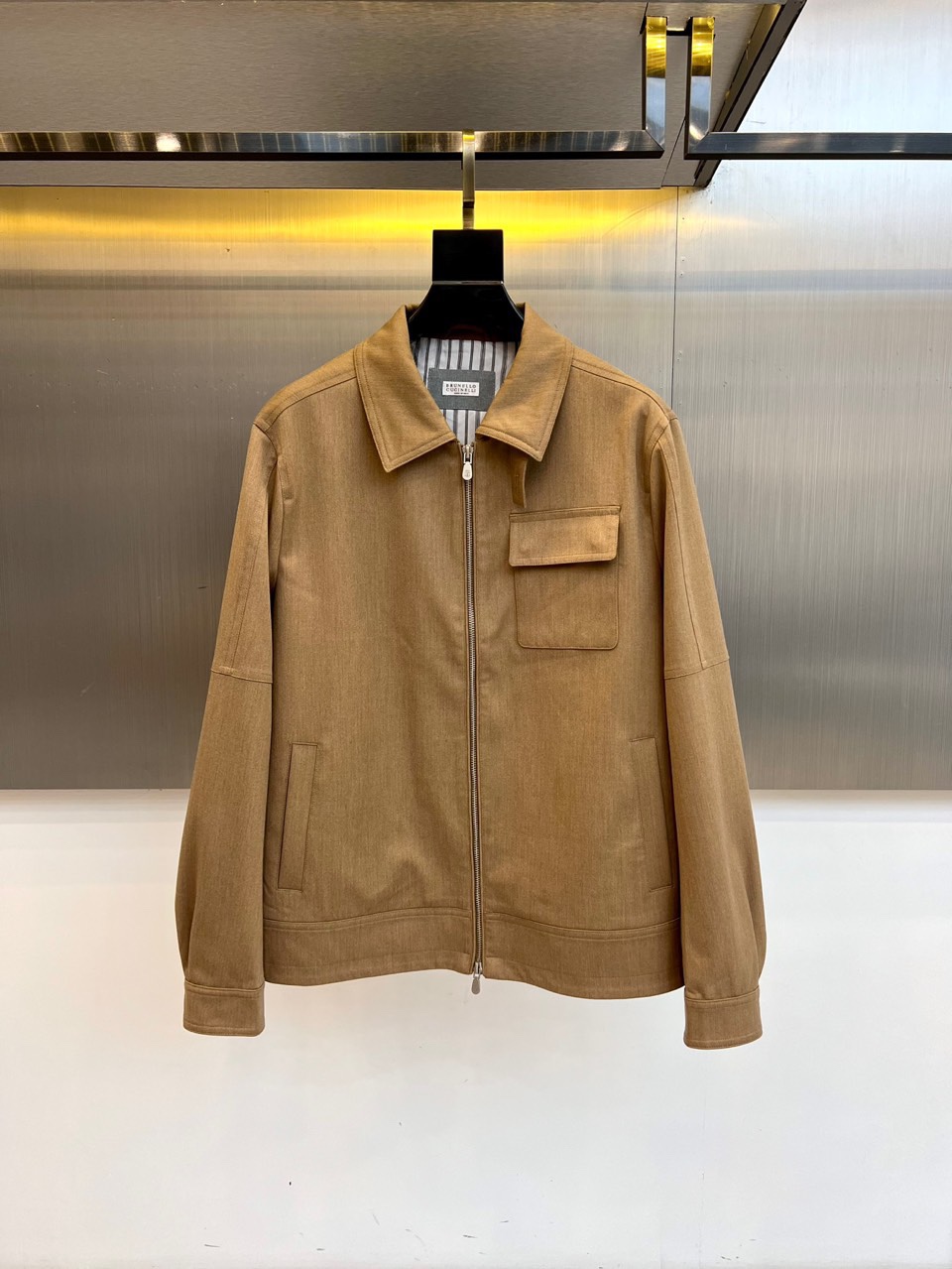 Brunello Cucinelli 2025秋冬新品翻领夹克，以顶级棉质混纺面料诠释意式低调奢华。立领