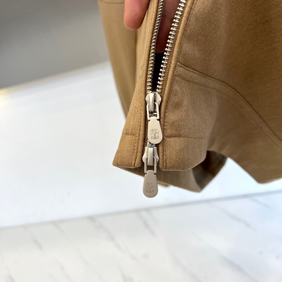 Brunello Cucinelli 2025秋冬新品翻领夹克，以顶级棉质混纺面料诠释意式低调奢华。立领