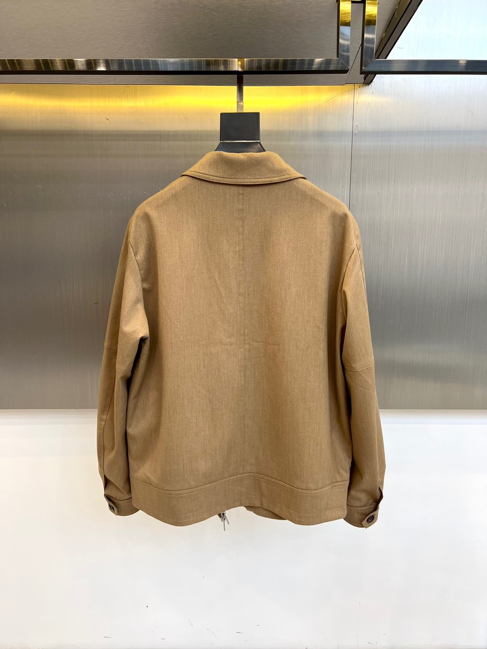 Brunello Cucinelli 2025秋冬新品翻领夹克，以顶级棉质混纺面料诠释意式低调奢华。立领