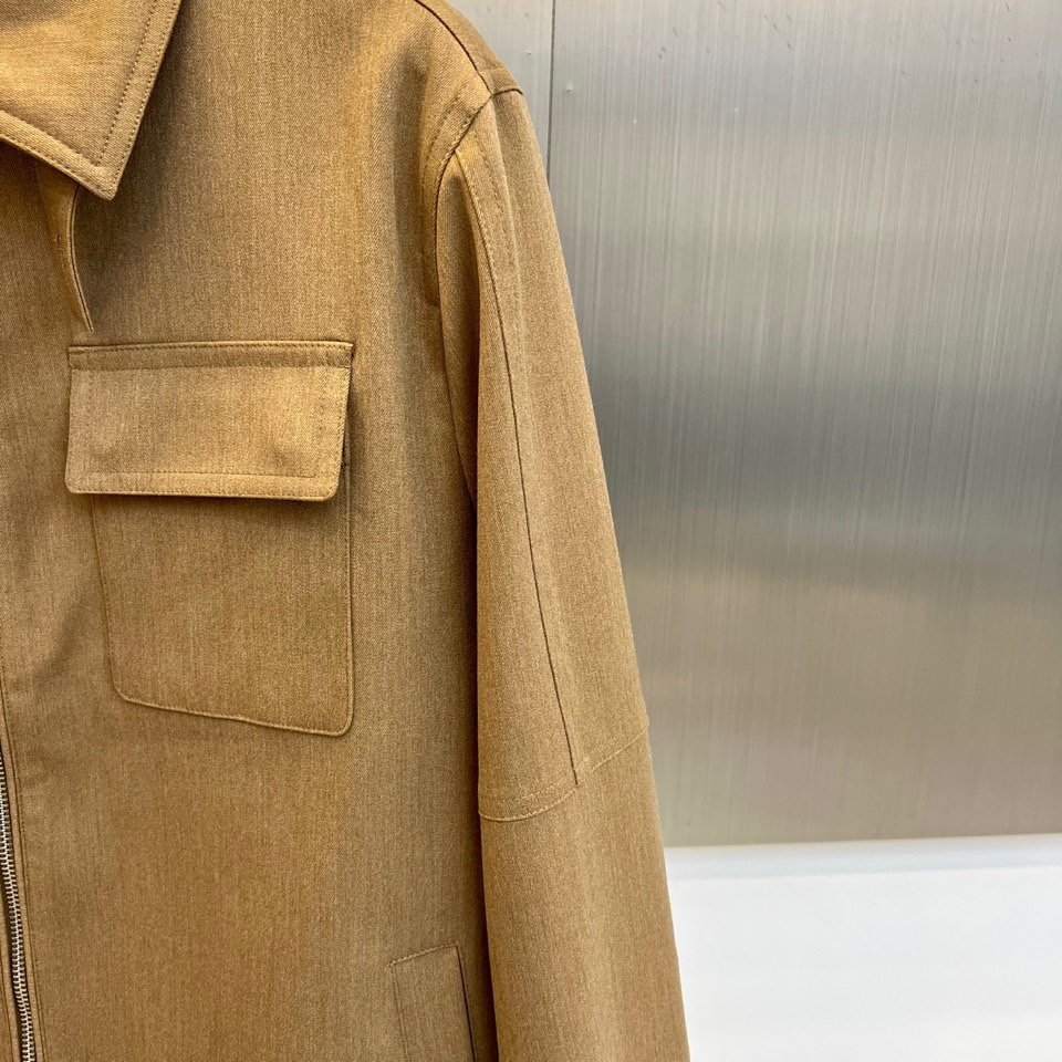 Brunello Cucinelli 2025秋冬新品翻领夹克，以顶级棉质混纺面料诠释意式低调奢华。立领