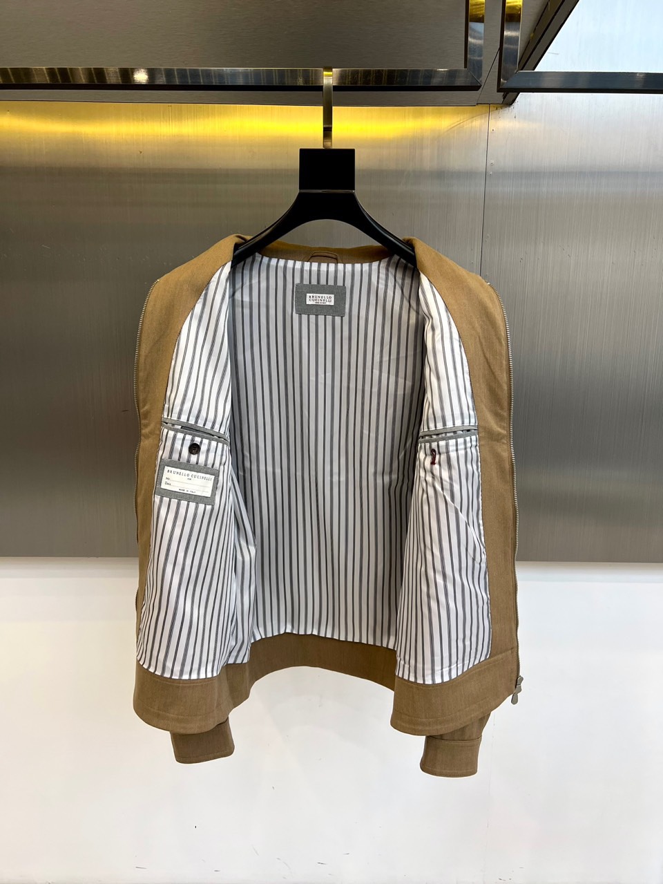 Brunello Cucinelli 2025秋冬新品翻领夹克，以顶级棉质混纺面料诠释意式低调奢华。立领