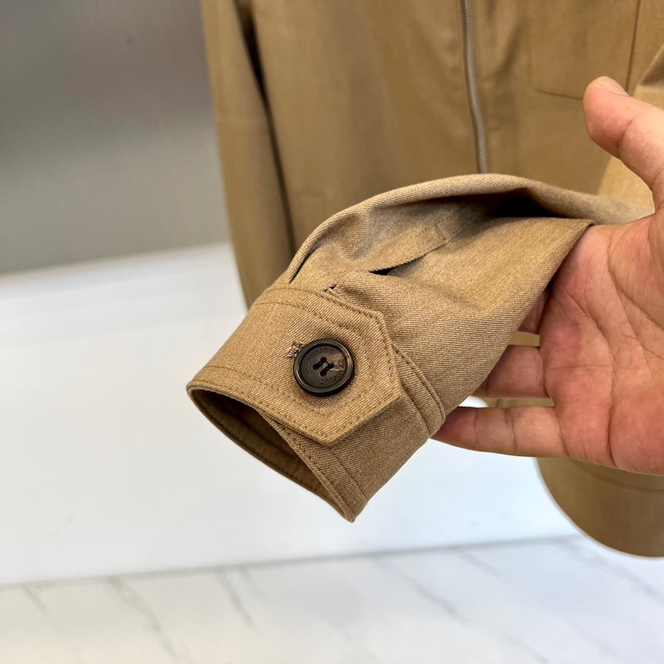 Brunello Cucinelli 2025秋冬新品翻领夹克，以顶级棉质混纺面料诠释意式低调奢华。立领