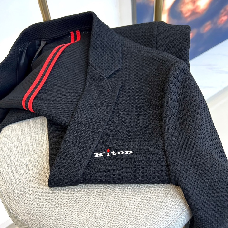 Kiton奇酷、2025秋冬新品男士西装外套，以经典黑色细格纹面料诠释意式奢华美学。采用22.5%羊毛、