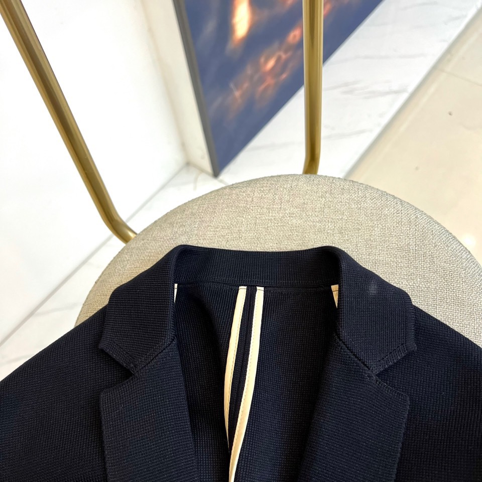 Brunello Cucinelli 2025秋冬新品男士西装外套，以经典黑色细格纹面料诠释意式奢华美学