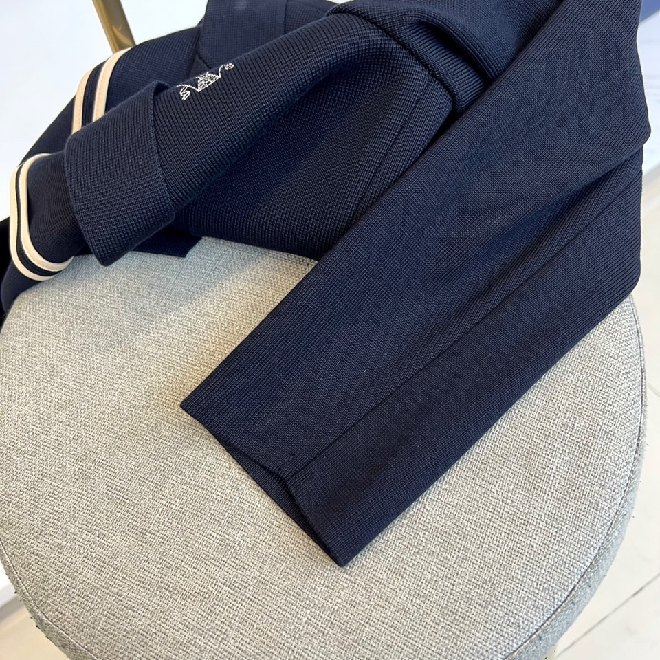 Brunello Cucinelli 2025秋冬新品男士西装外套，以经典黑色细格纹面料诠释意式奢华美学