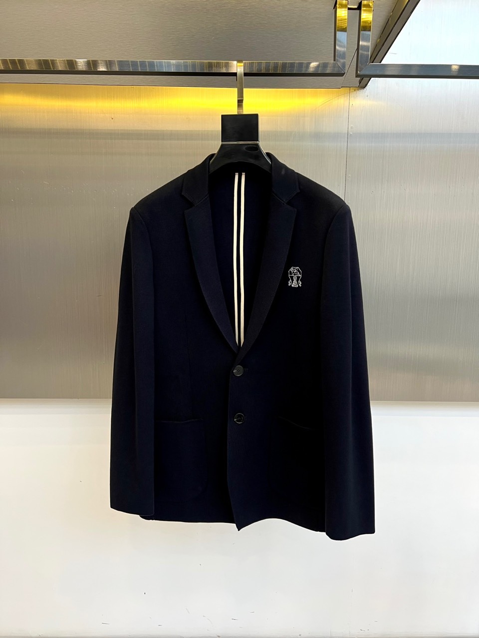 Brunello Cucinelli 2025秋冬新品男士西装外套，以经典黑色细格纹面料诠释意式奢华美学