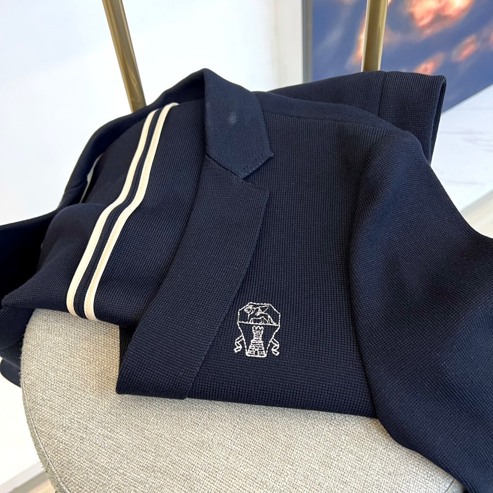 Brunello Cucinelli 2025秋冬新品男士西装外套，以经典黑色细格纹面料诠释意式奢华美学