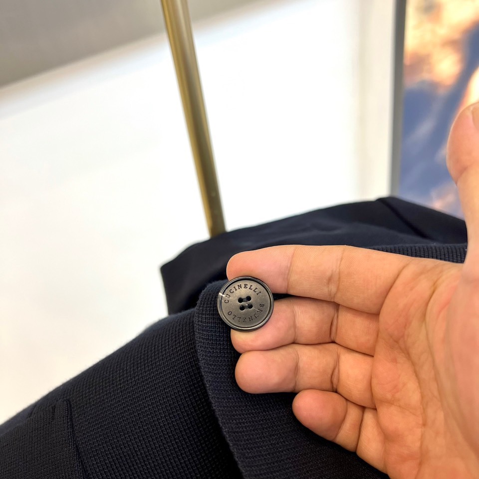 Brunello Cucinelli 2025秋冬新品男士西装外套，以经典黑色细格纹面料诠释意式奢华美学