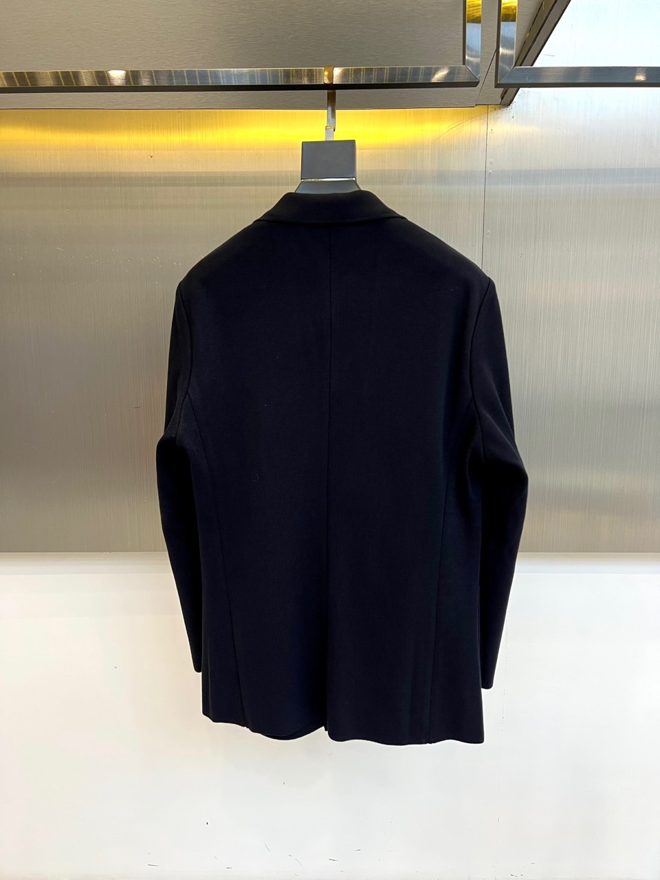 Brunello Cucinelli 2025秋冬新品男士西装外套，以经典黑色细格纹面料诠释意式奢华美学