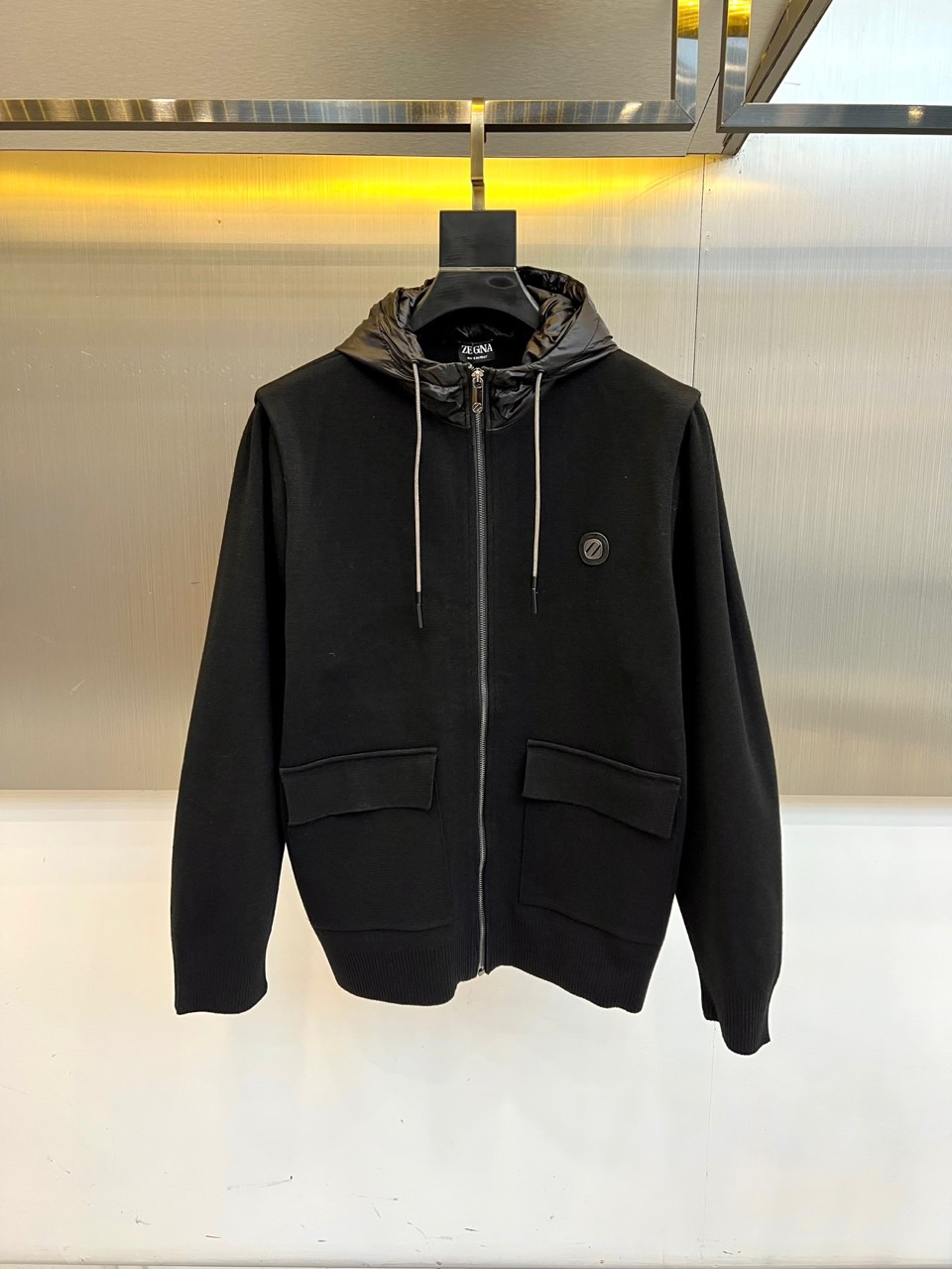 NO:595863,Zegna, 2025 autumn and winter new dark gray hooded knitted jacket. Selected blended fabrics 50 wool + 23 acrylic + 17 polyester spandex. Comfortable lining 37 polyester + 63 nylon blend. Simple design hooded drawstring + symmetrical large pocket + left chest round brand logo. 48-56 (model 173,143 pounds upper body size 50),,zegna,jackets & coats,hats,alexander  wang19860909Zegna杰尼亚、2025秋冬新品深灰连帽针织外套 精选混纺面料50羊毛+23腈纶+17聚酯纤维氨纶 舒适内衬37聚酯纤维+63锦纶混纺 简约设计连帽抽绳+对称大口袋+左胸圆形品牌标识 48-56（模特173,143斤上身50码）,,zegna,jackets & coats,hats,alexander wang,Men's clothing