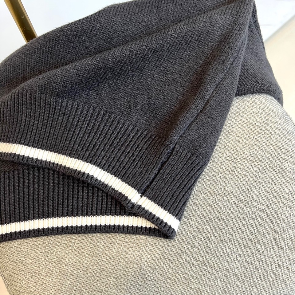 TB 2025秋冬新品深灰色针织毛衣，以经典圆领设计与标志性条纹元素诠释现代学院风美学。呈现细腻的深灰色