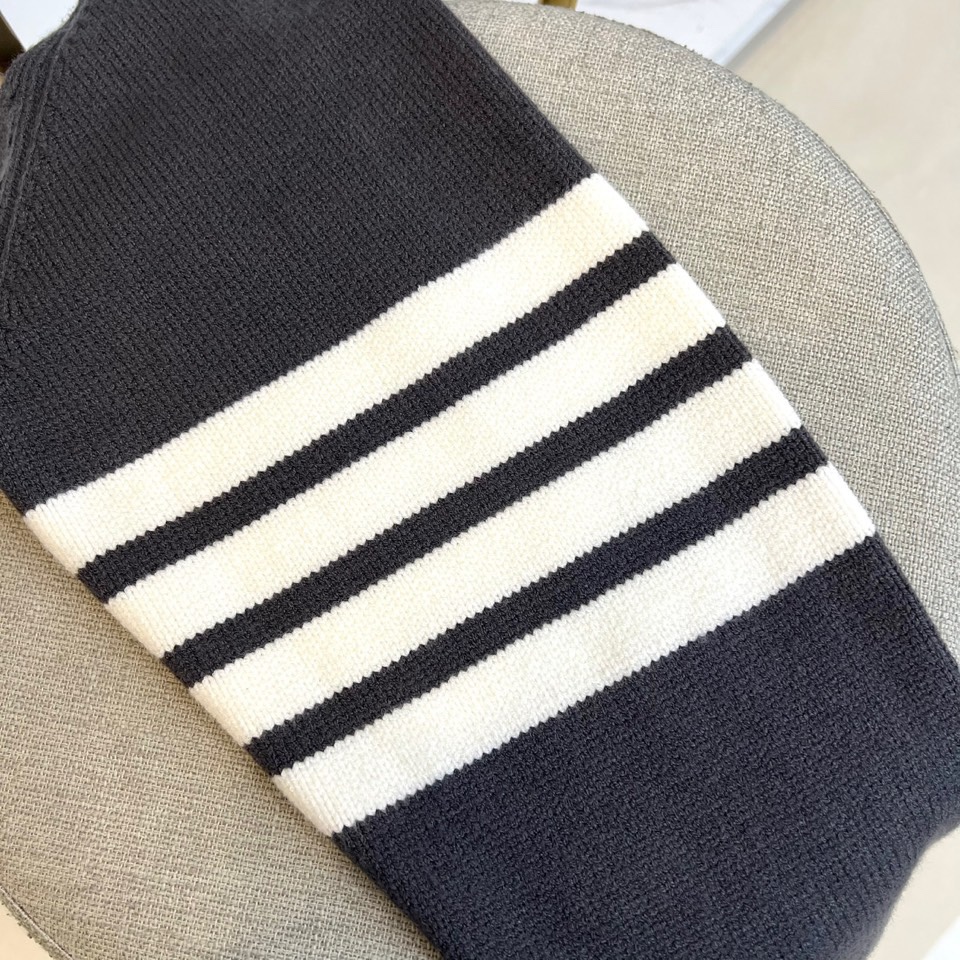 TB 2025秋冬新品深灰色针织毛衣，以经典圆领设计与标志性条纹元素诠释现代学院风美学。呈现细腻的深灰色