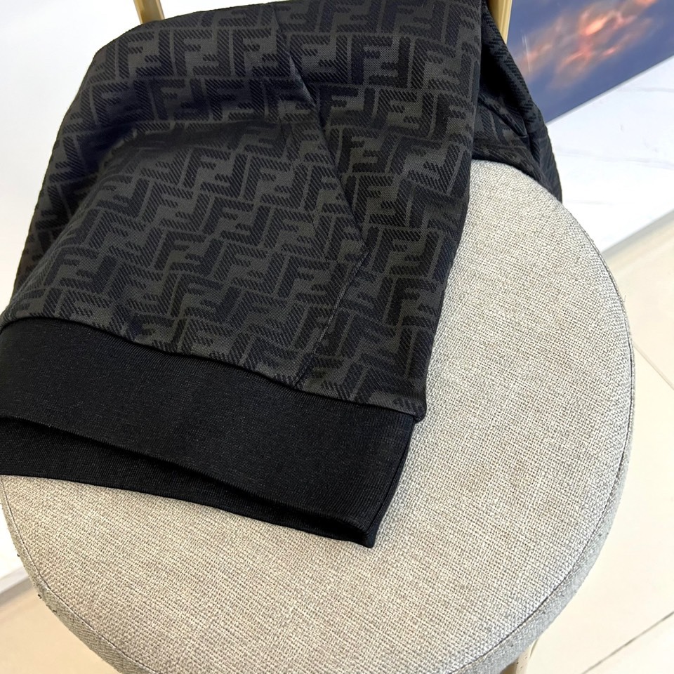 Fend芬迪、2025秋冬新品连帽卫衣，以品牌标志性双F图案铺陈棕色系底色，演绎经典与潮流的完美融合。连