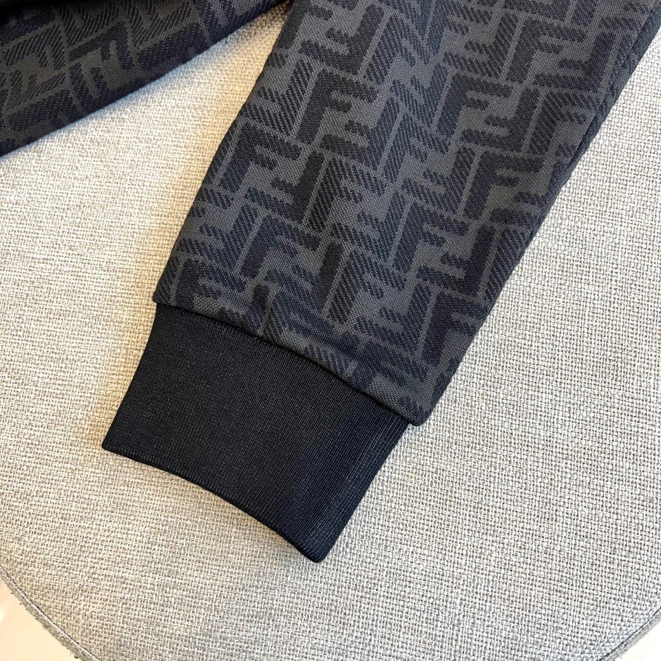 Fend芬迪、2025秋冬新品连帽卫衣，以品牌标志性双F图案铺陈棕色系底色，演绎经典与潮流的完美融合。连