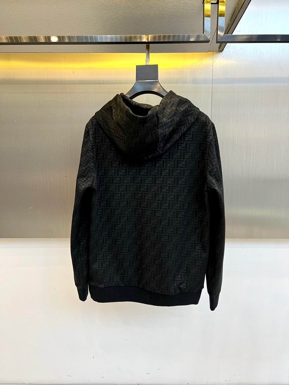 Fend芬迪、2025秋冬新品连帽卫衣，以品牌标志性双F图案铺陈棕色系底色，演绎经典与潮流的完美融合。连