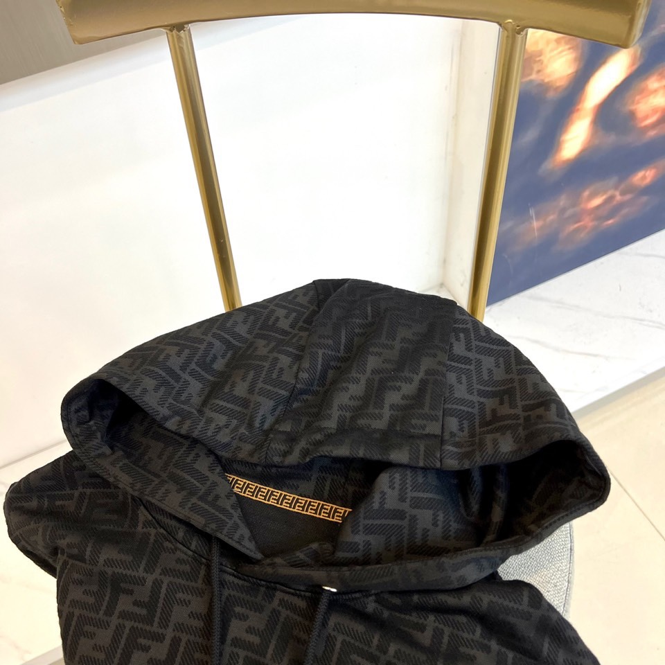 Fend芬迪、2025秋冬新品连帽卫衣，以品牌标志性双F图案铺陈棕色系底色，演绎经典与潮流的完美融合。连