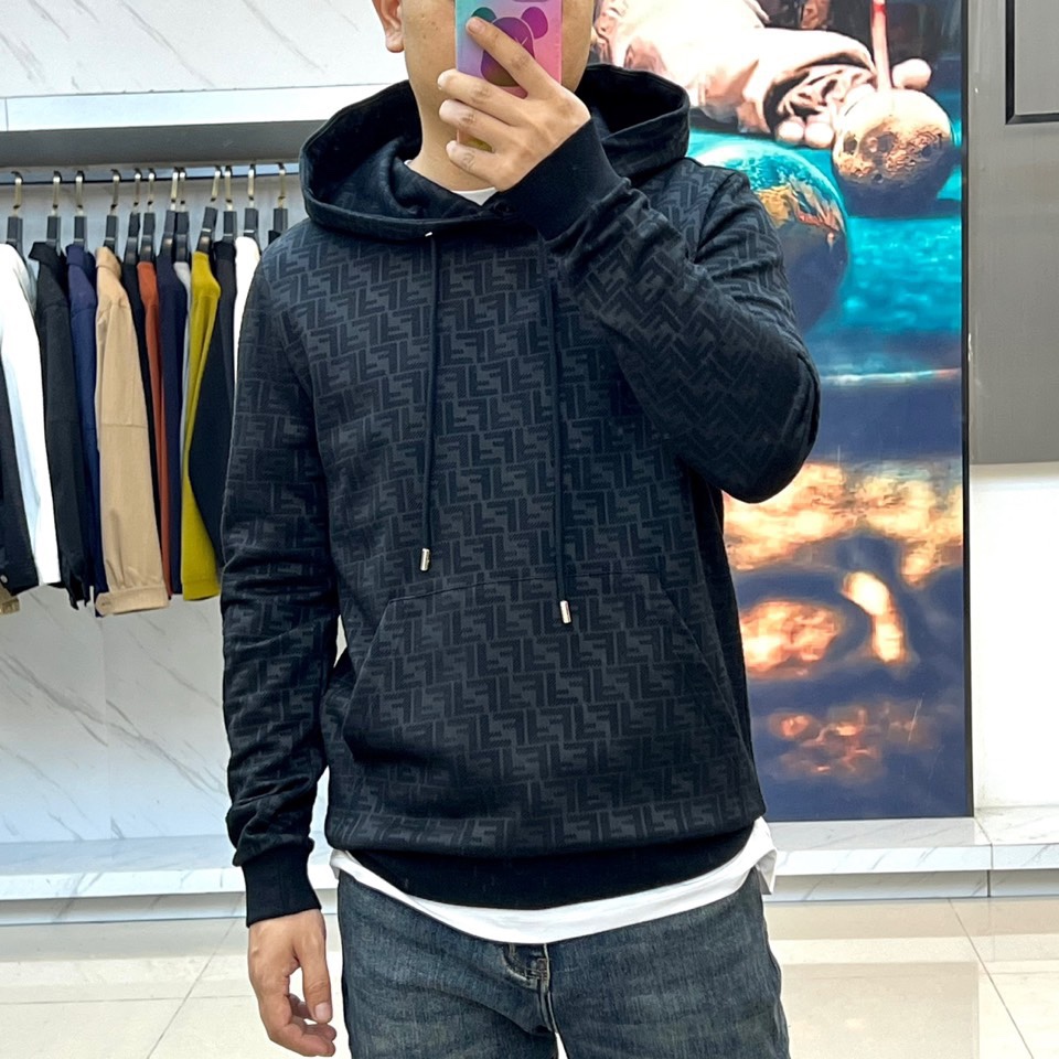 Fend芬迪、2025秋冬新品连帽卫衣，以品牌标志性双F图案铺陈棕色系底色，演绎经典与潮流的完美融合。连