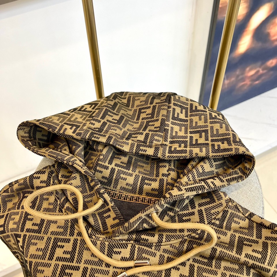 Fend芬迪、2025秋冬新品连帽卫衣，以品牌标志性双F图案铺陈棕色系底色，演绎经典与潮流的完美融合。连