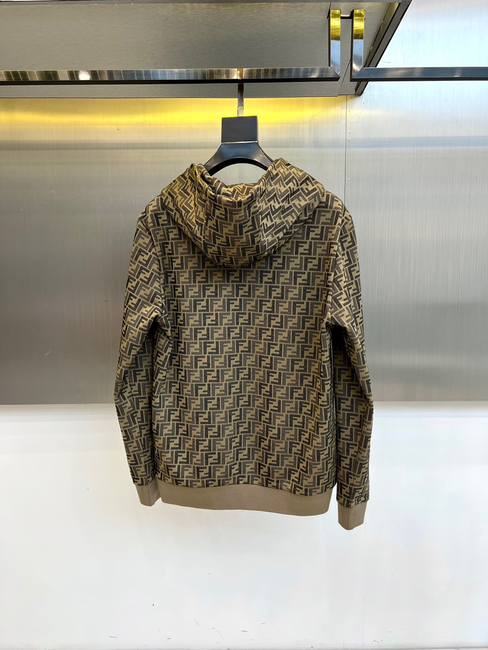 Fend芬迪、2025秋冬新品连帽卫衣，以品牌标志性双F图案铺陈棕色系底色，演绎经典与潮流的完美融合。连
